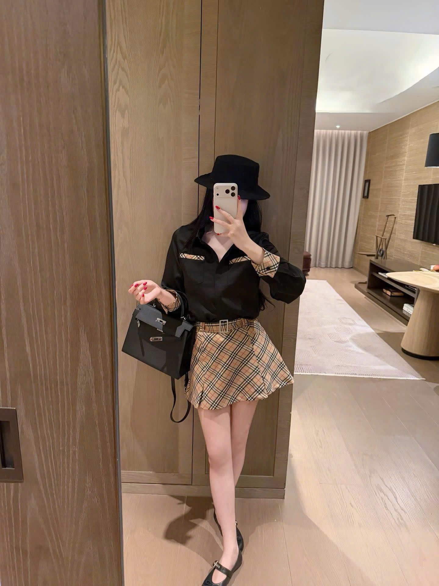 Set áo sơ mi trắng đen tay dài váy ngắn sọc Burberry 13