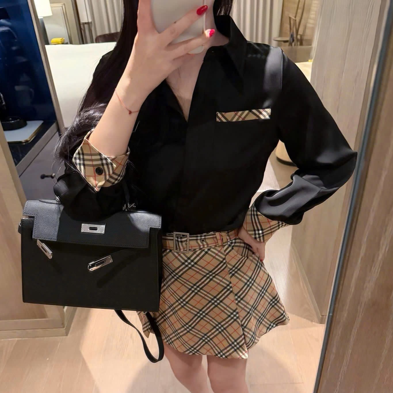 Set áo sơ mi trắng đen tay dài váy ngắn sọc Burberry 14