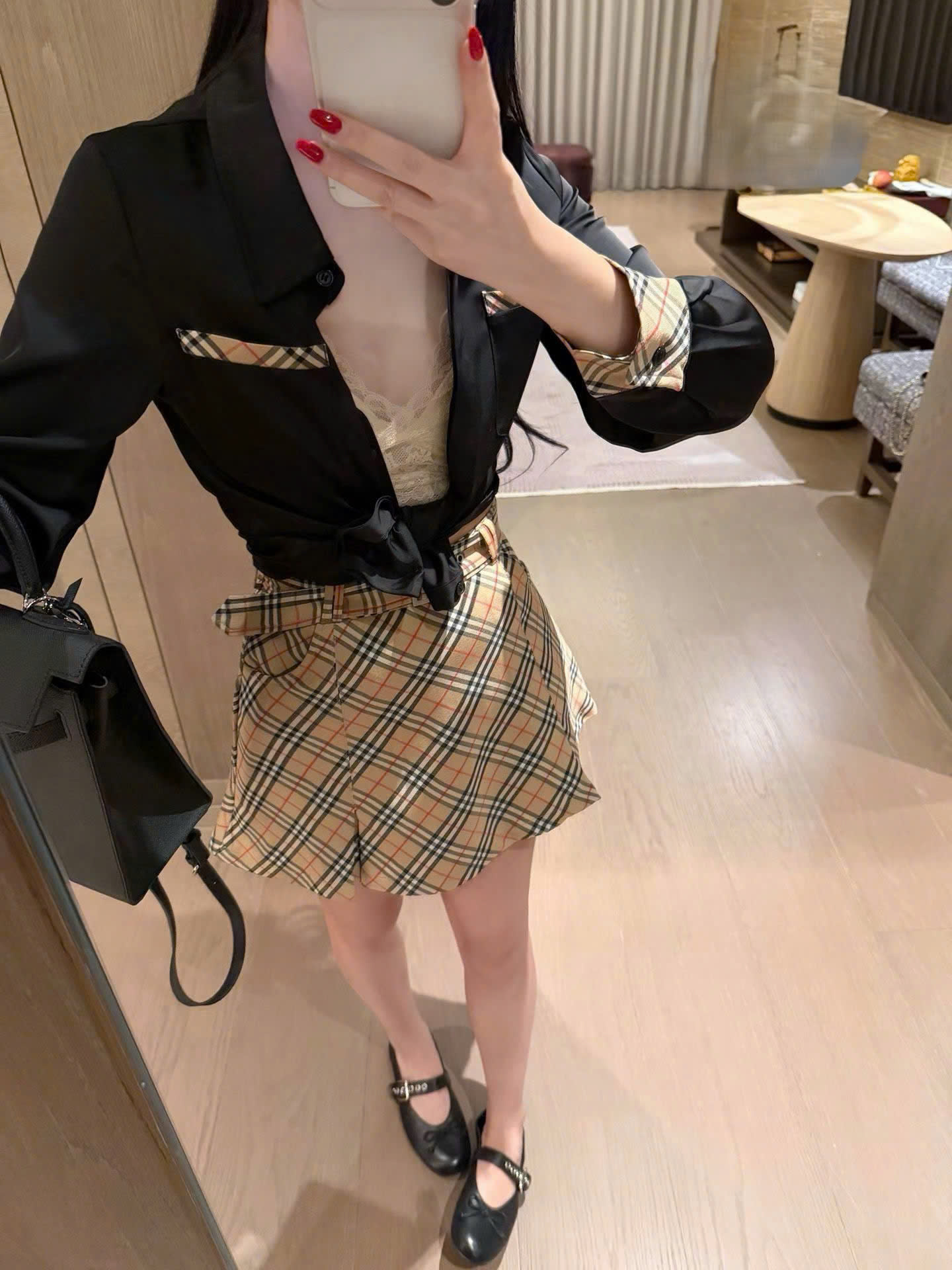 Set áo sơ mi trắng đen tay dài váy ngắn sọc Burberry 15