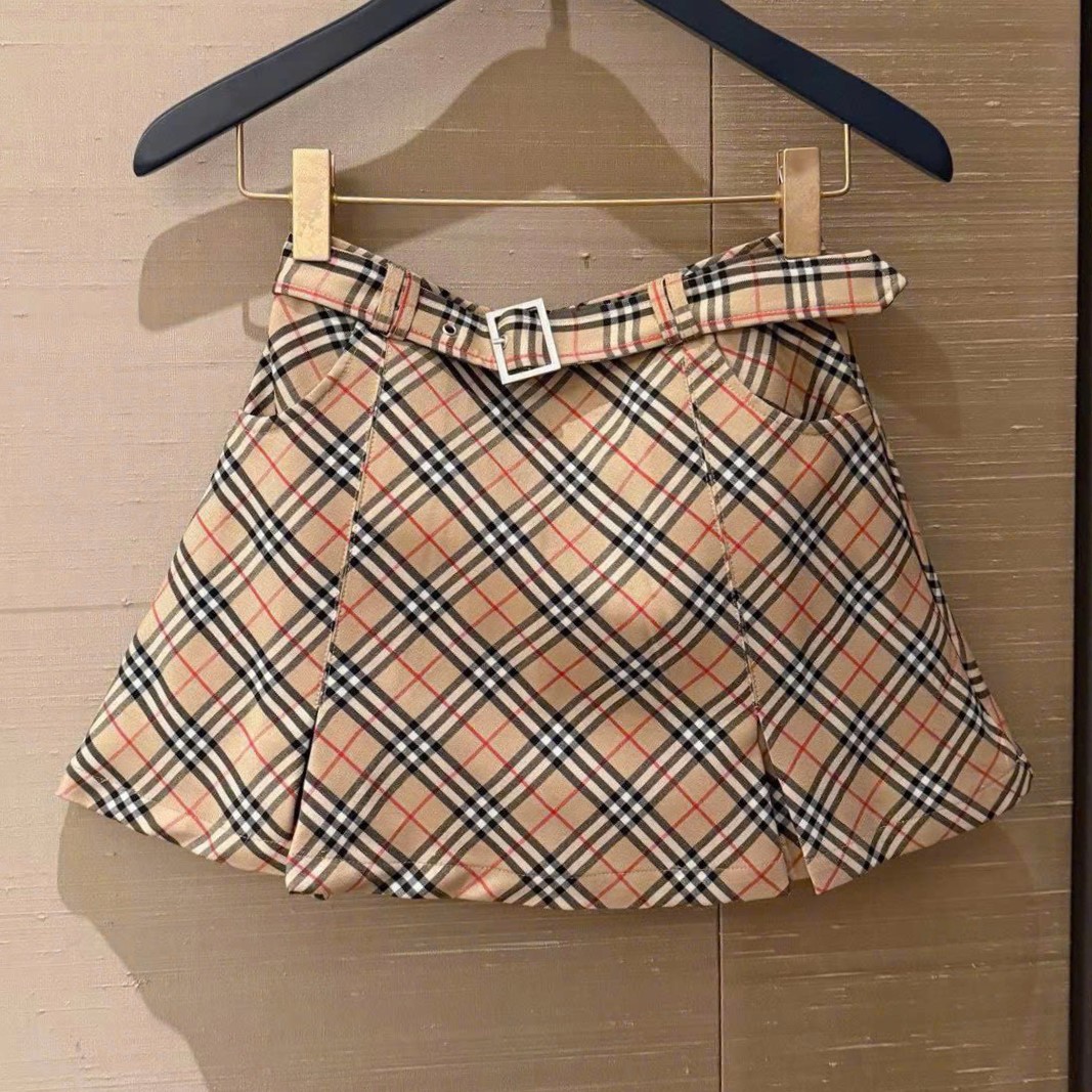 Set áo sơ mi trắng đen tay dài váy ngắn sọc Burberry 16