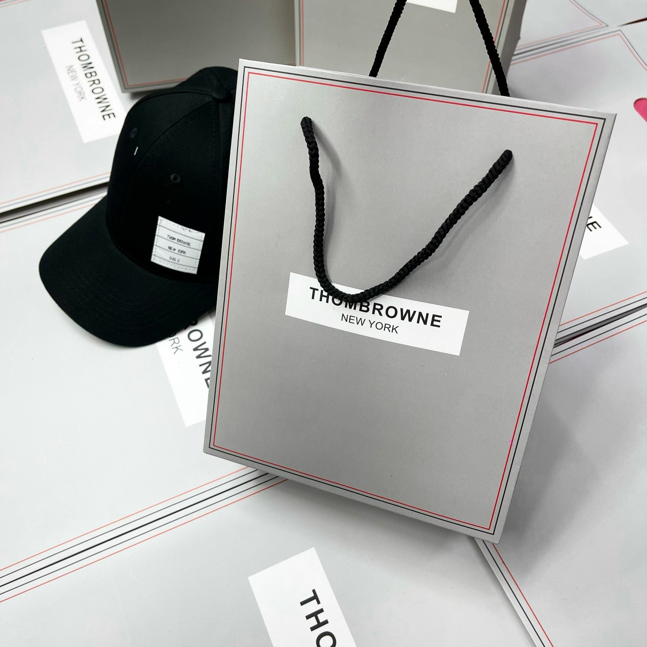 NÓN THOM BROWNE WITH SHOPPING BAG 11