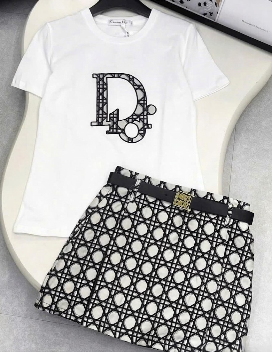 Set áo thun váy sọc kèm thắt lưng Dior 2