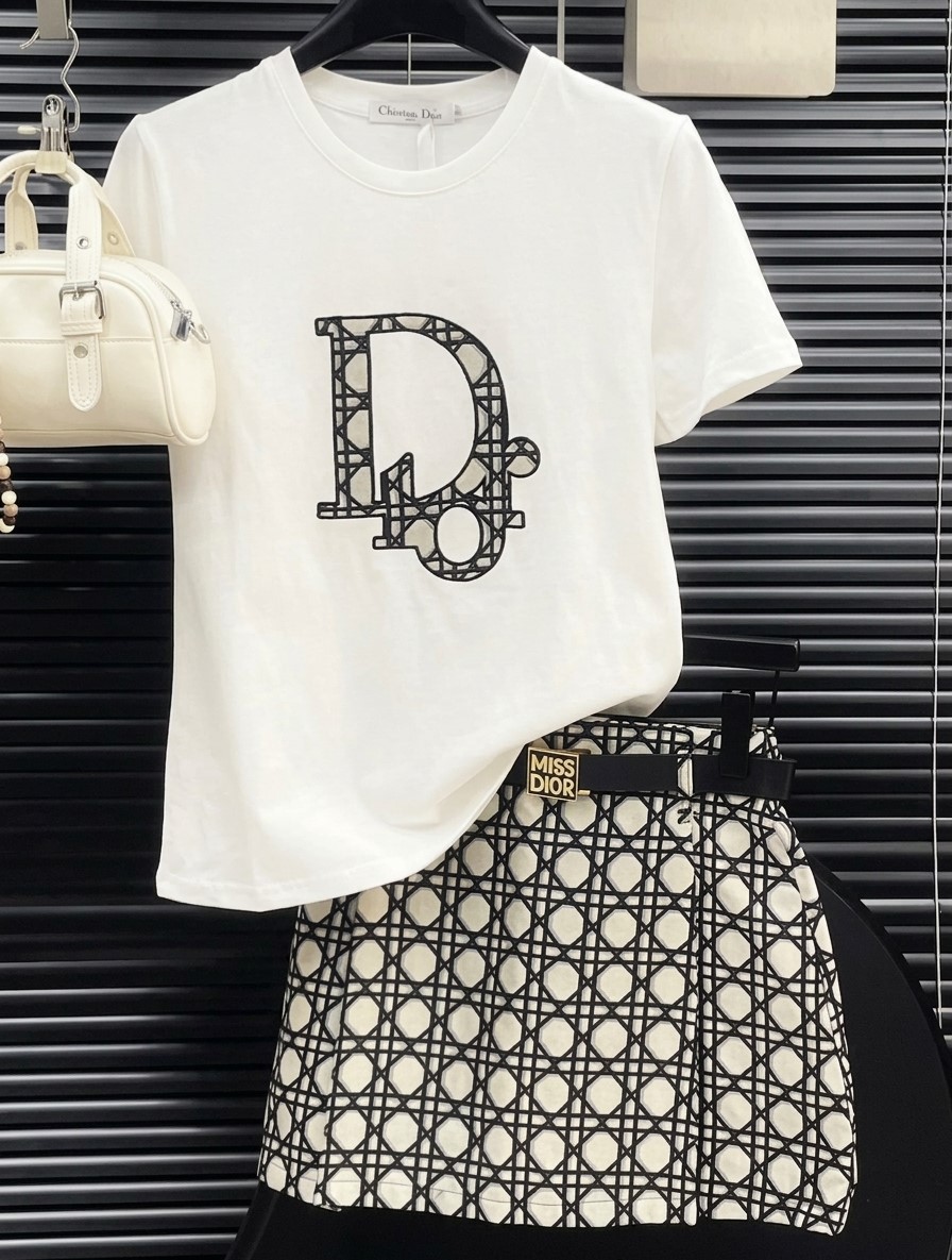 Set áo thun váy sọc kèm thắt lưng Dior 3