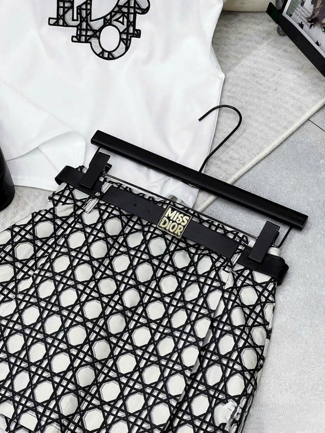 Set áo thun váy sọc kèm thắt lưng Dior 4