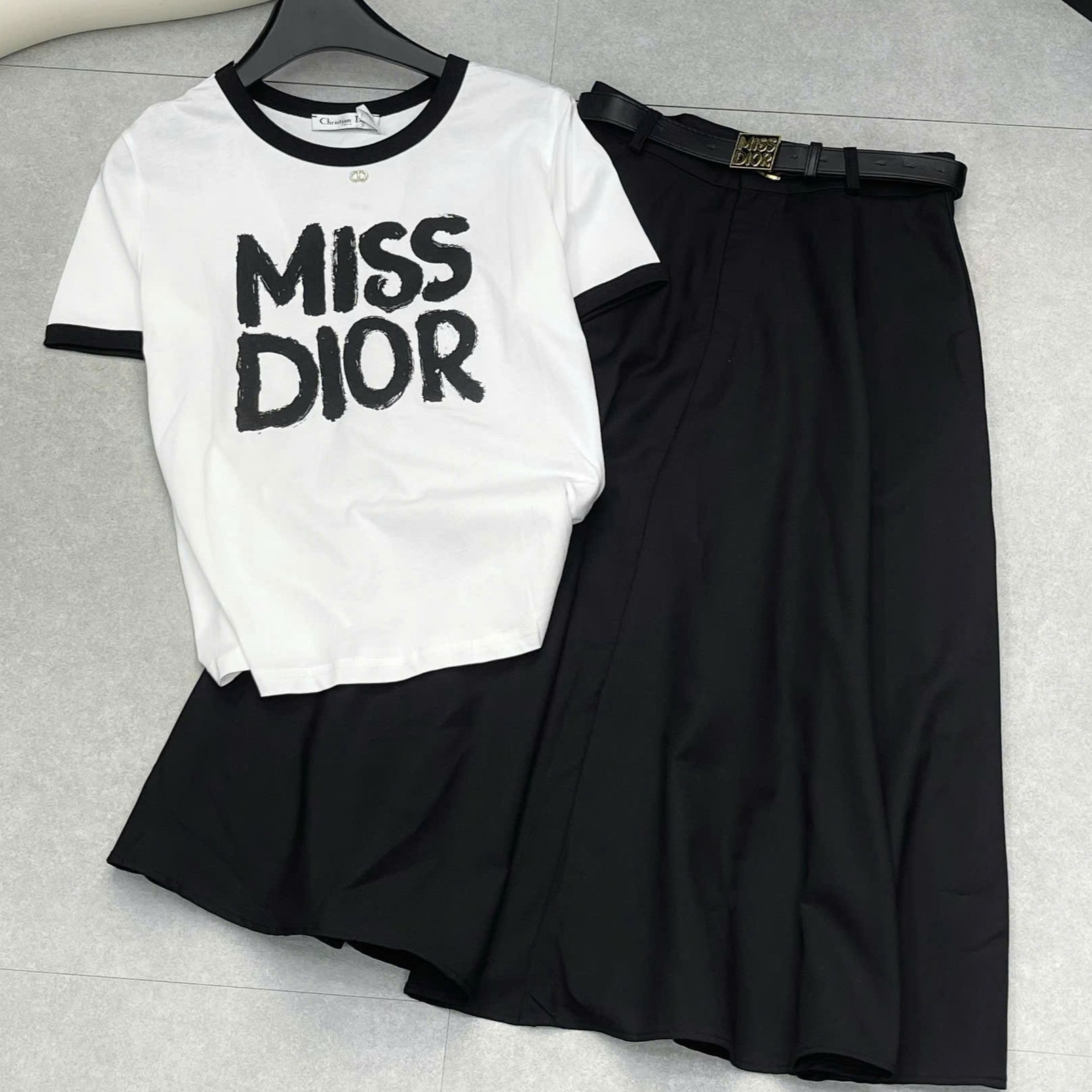 Set áo thun váy dài đen kèm thắt lưng Miss Dior 1