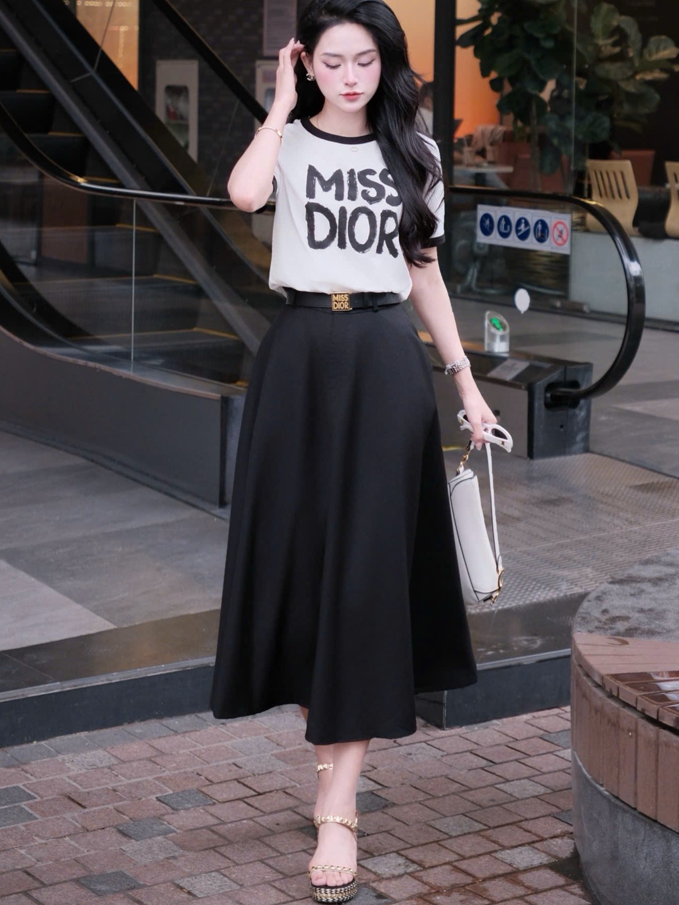Set áo thun váy dài đen kèm thắt lưng Miss Dior 2