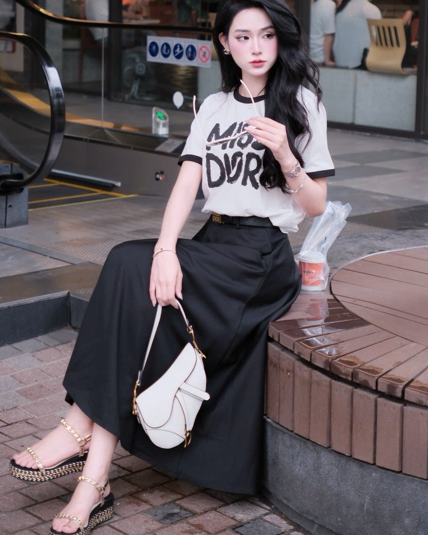 Set áo thun váy dài đen kèm thắt lưng Miss Dior 3