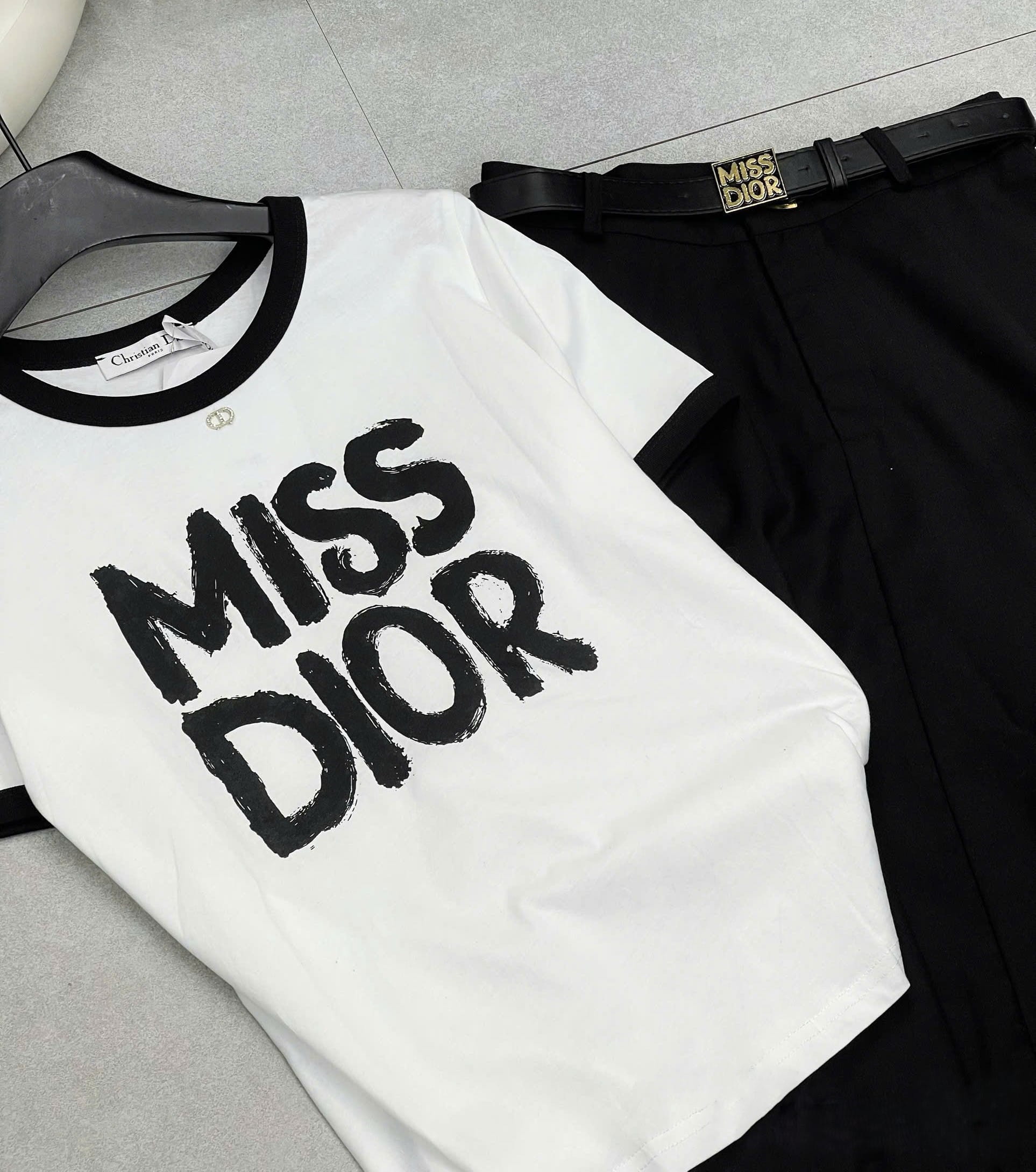 Set áo thun váy dài đen kèm thắt lưng Miss Dior 4