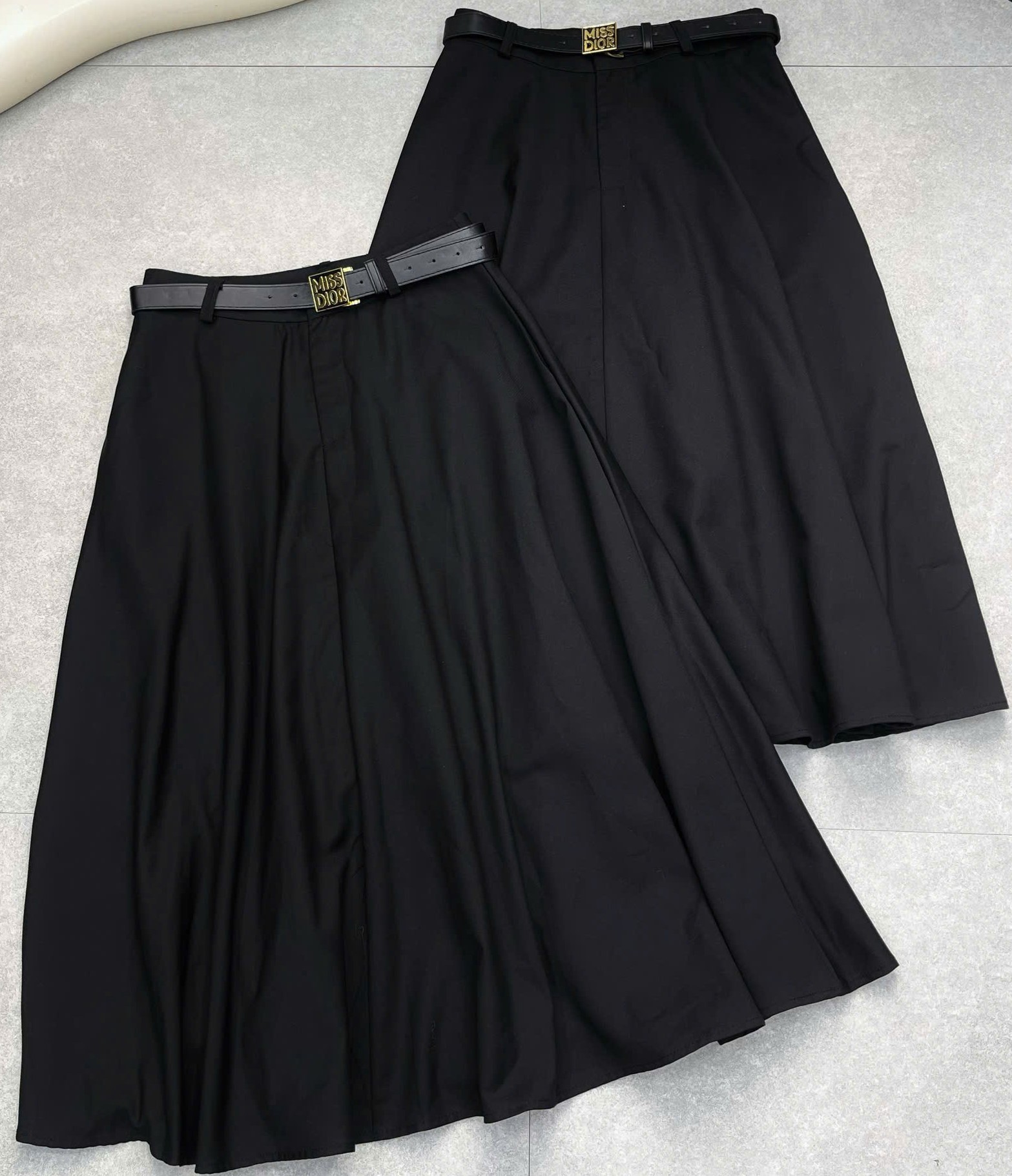 Set áo thun váy dài đen kèm thắt lưng Miss Dior 5