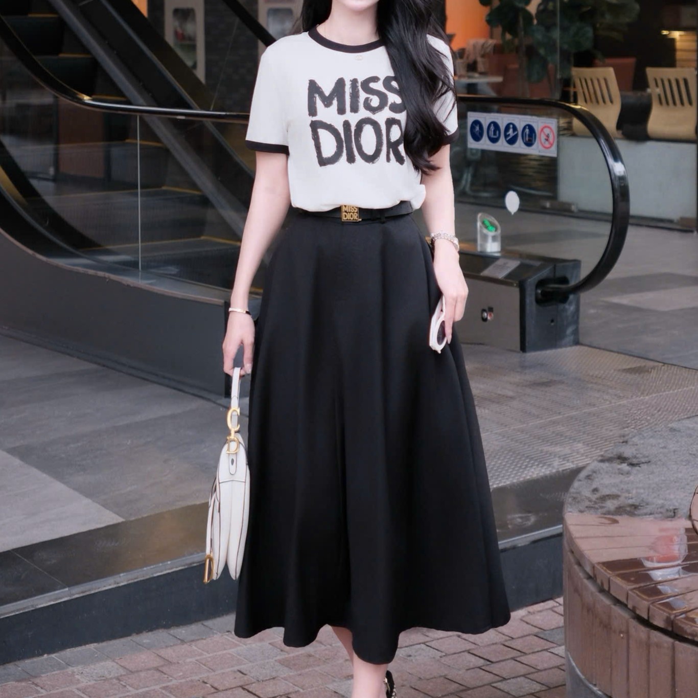 Set áo thun váy dài đen kèm thắt lưng Miss Dior 7