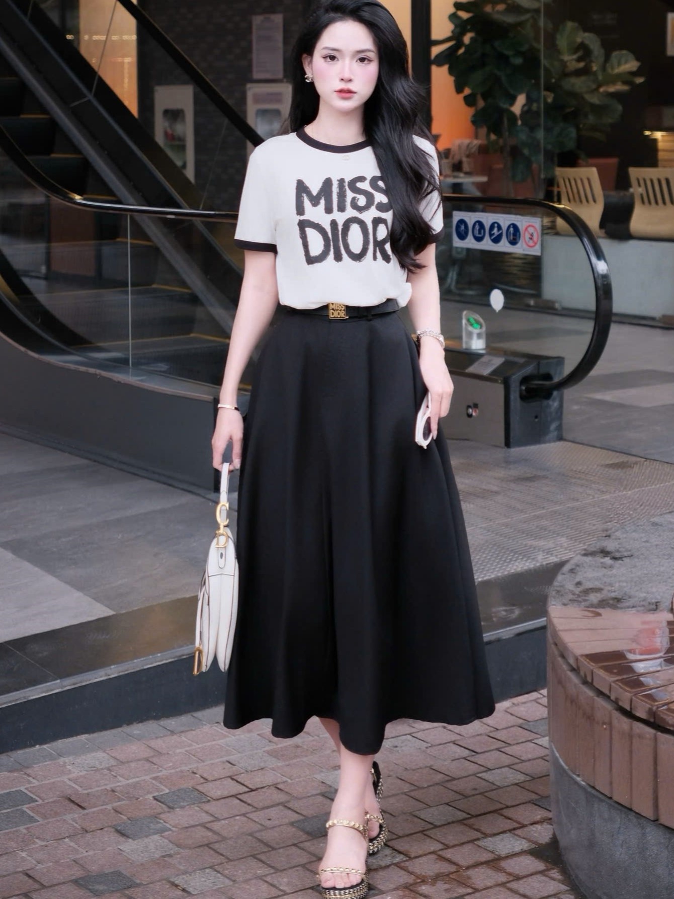 Set áo thun váy dài đen kèm thắt lưng Miss Dior 6