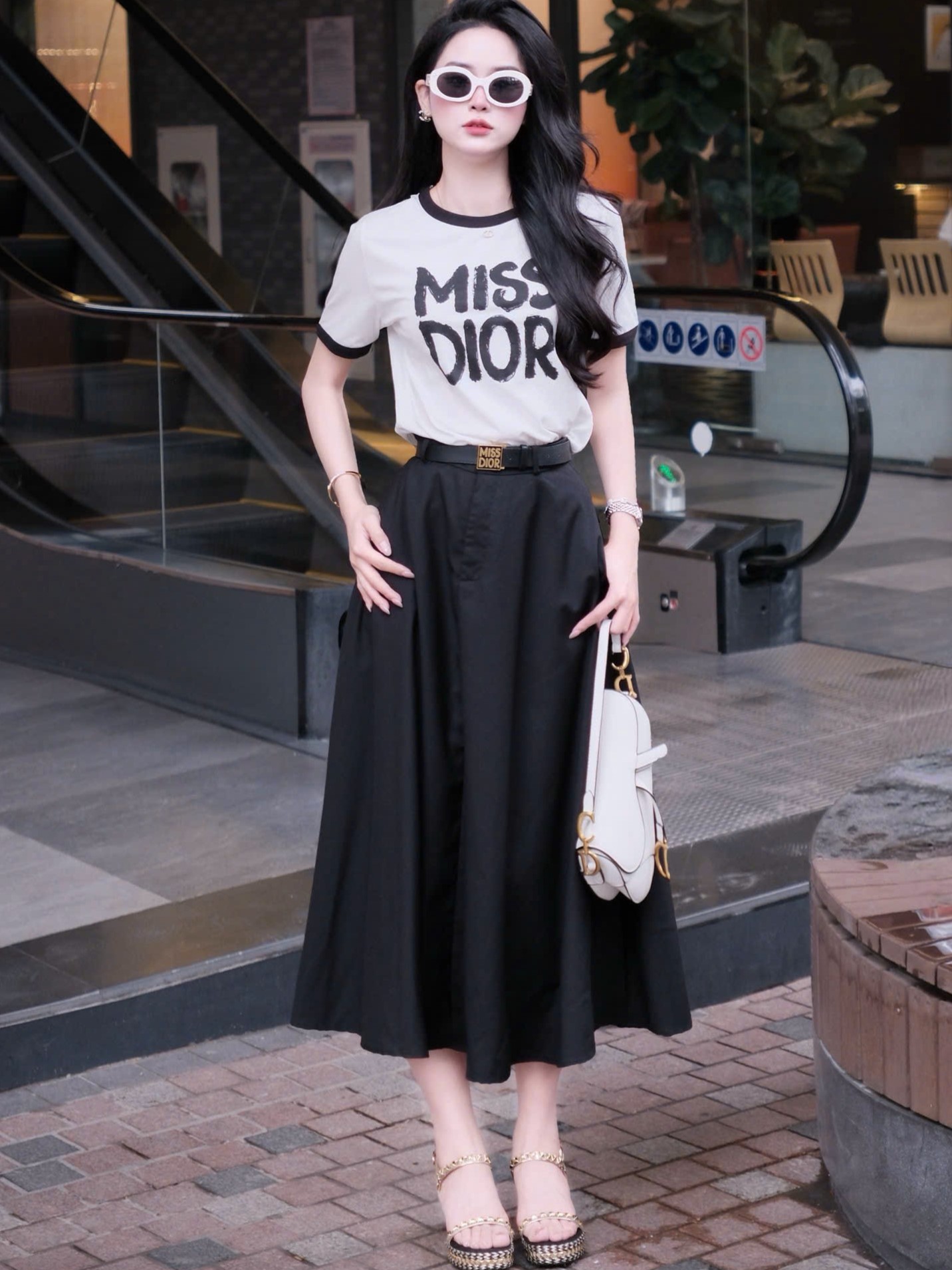 Set áo thun váy dài đen kèm thắt lưng Miss Dior 8