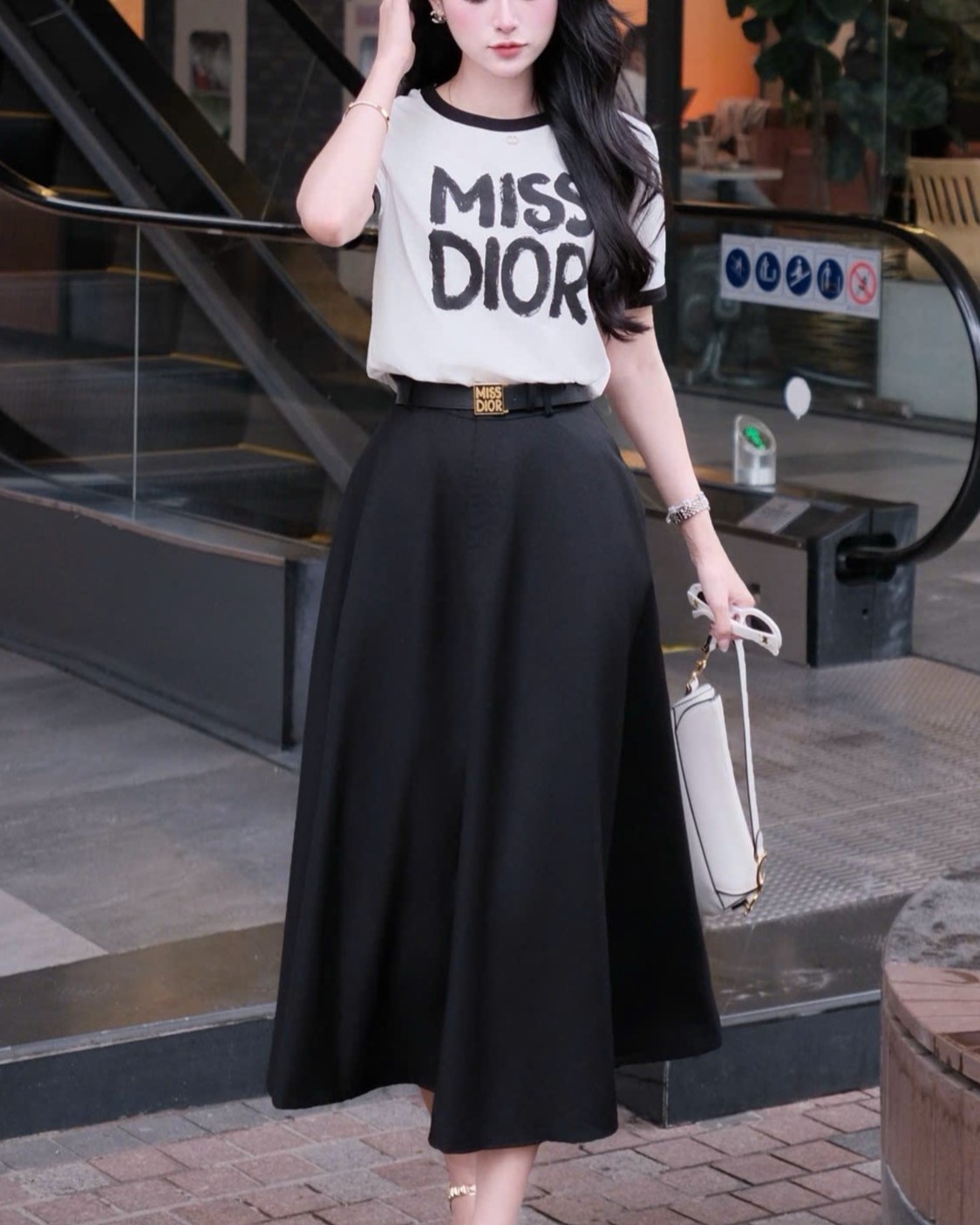 Set áo thun váy dài đen kèm thắt lưng Miss Dior 9