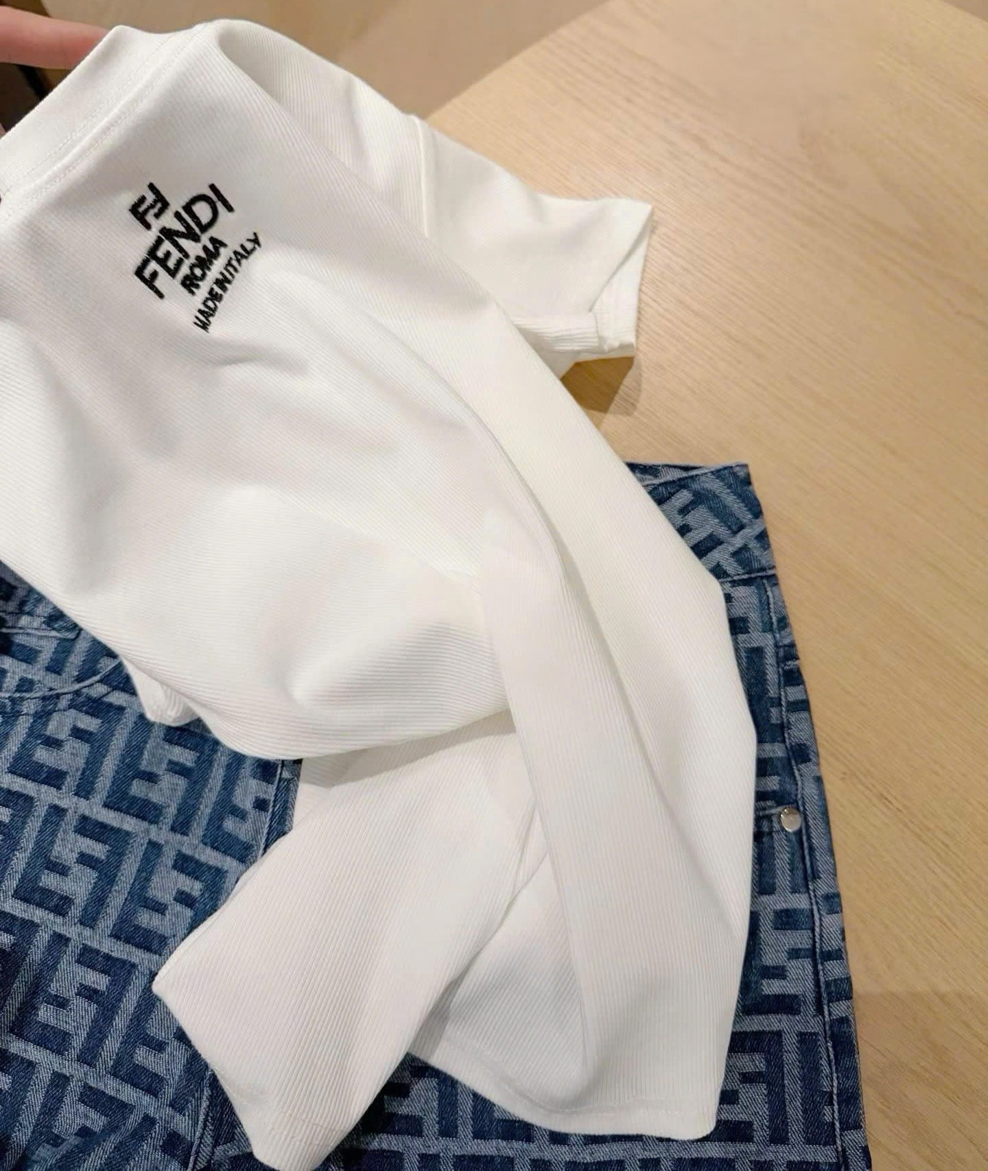 Set áo thun trắng quần short xanh ngắn nữ Fendi 1