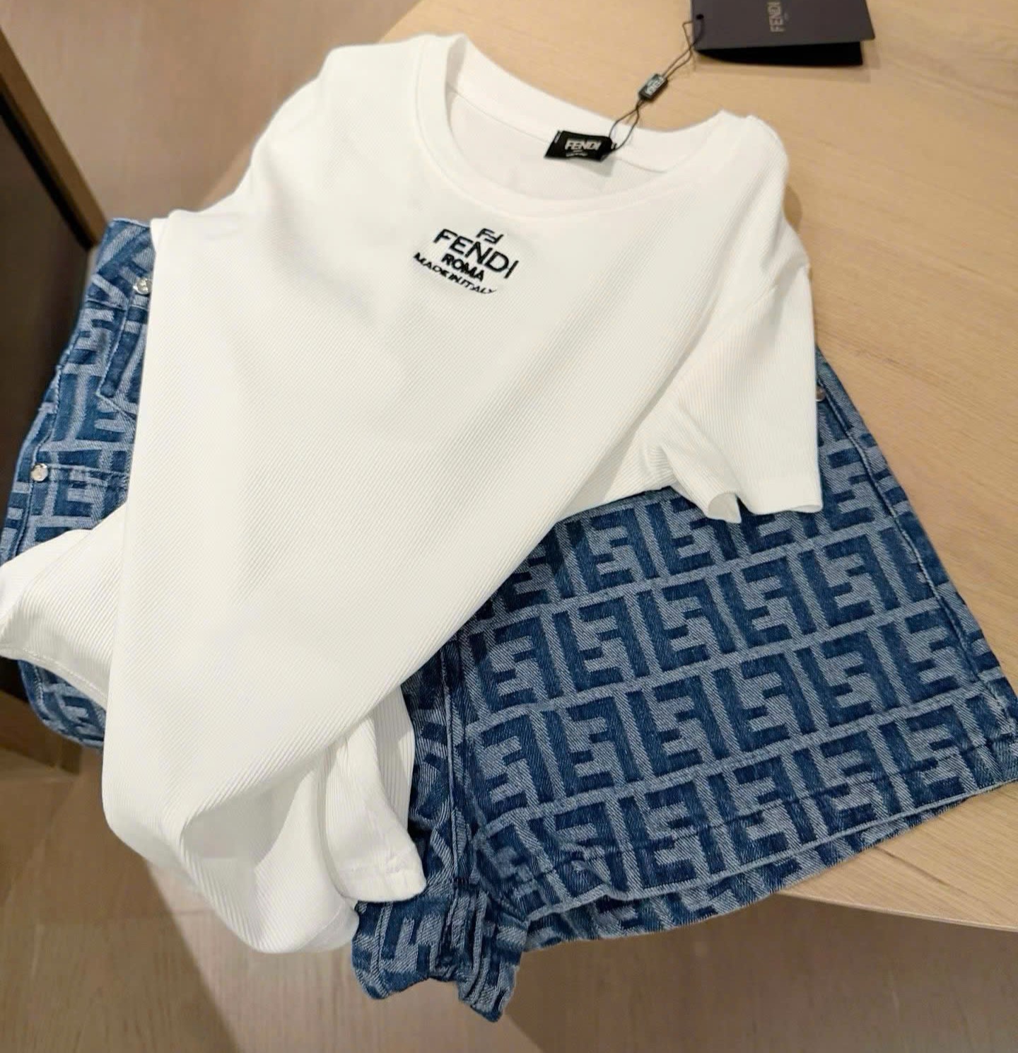 Set áo thun trắng quần short xanh ngắn nữ Fendi 3