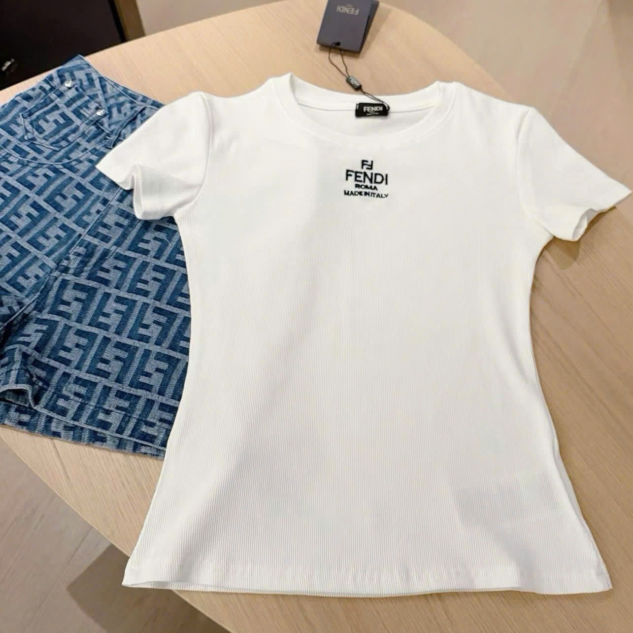 Set áo thun trắng quần short xanh ngắn nữ Fendi 2