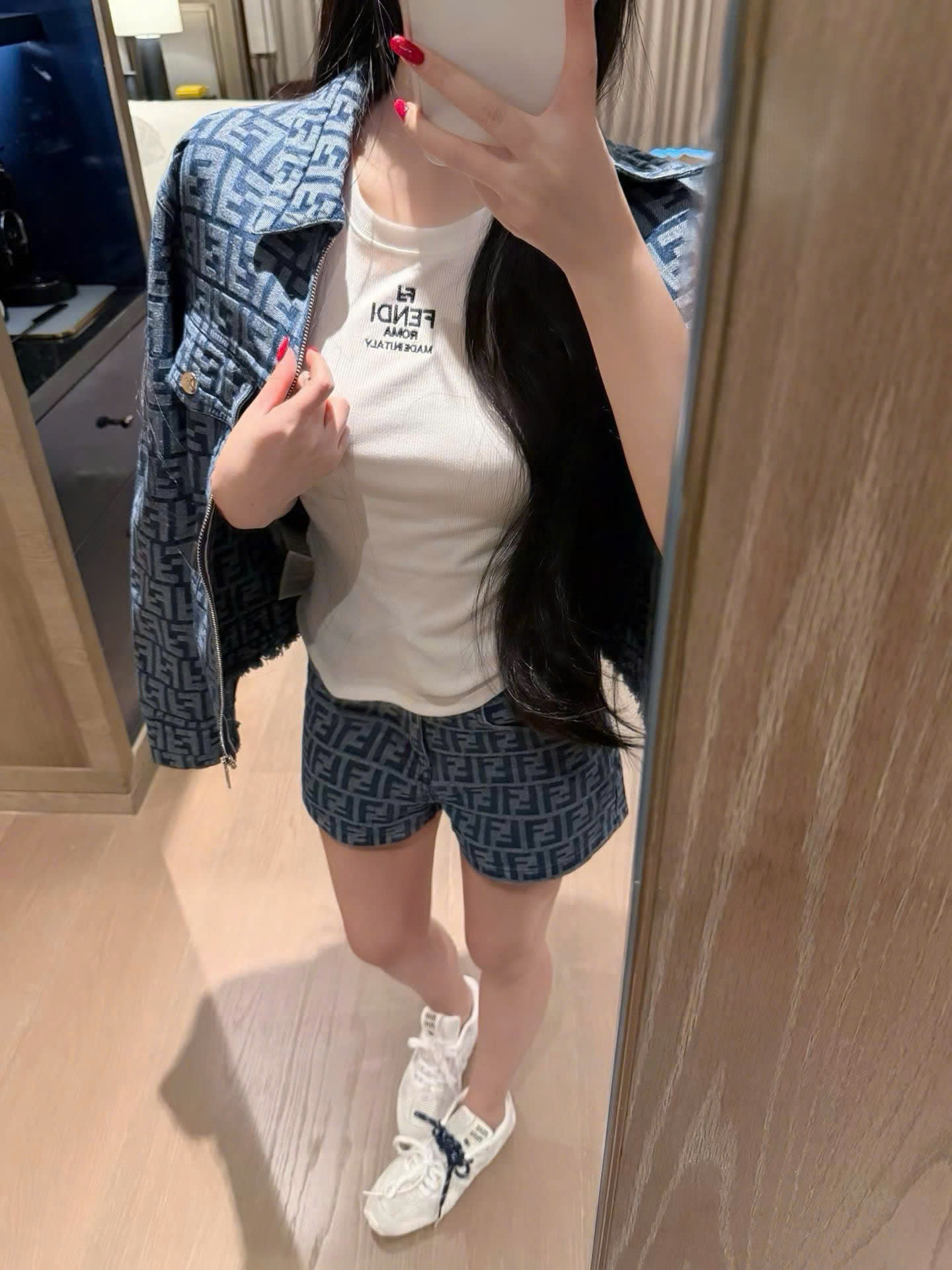 Set áo thun trắng quần short xanh ngắn nữ Fendi 4