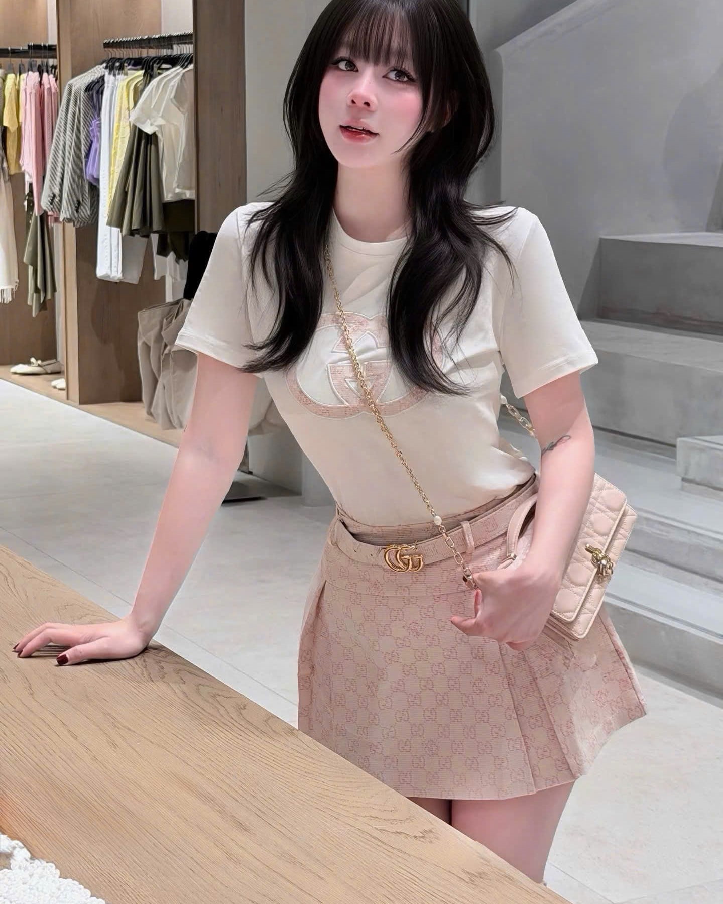Set áo thun trắng váy xòe hồng Gucci 1