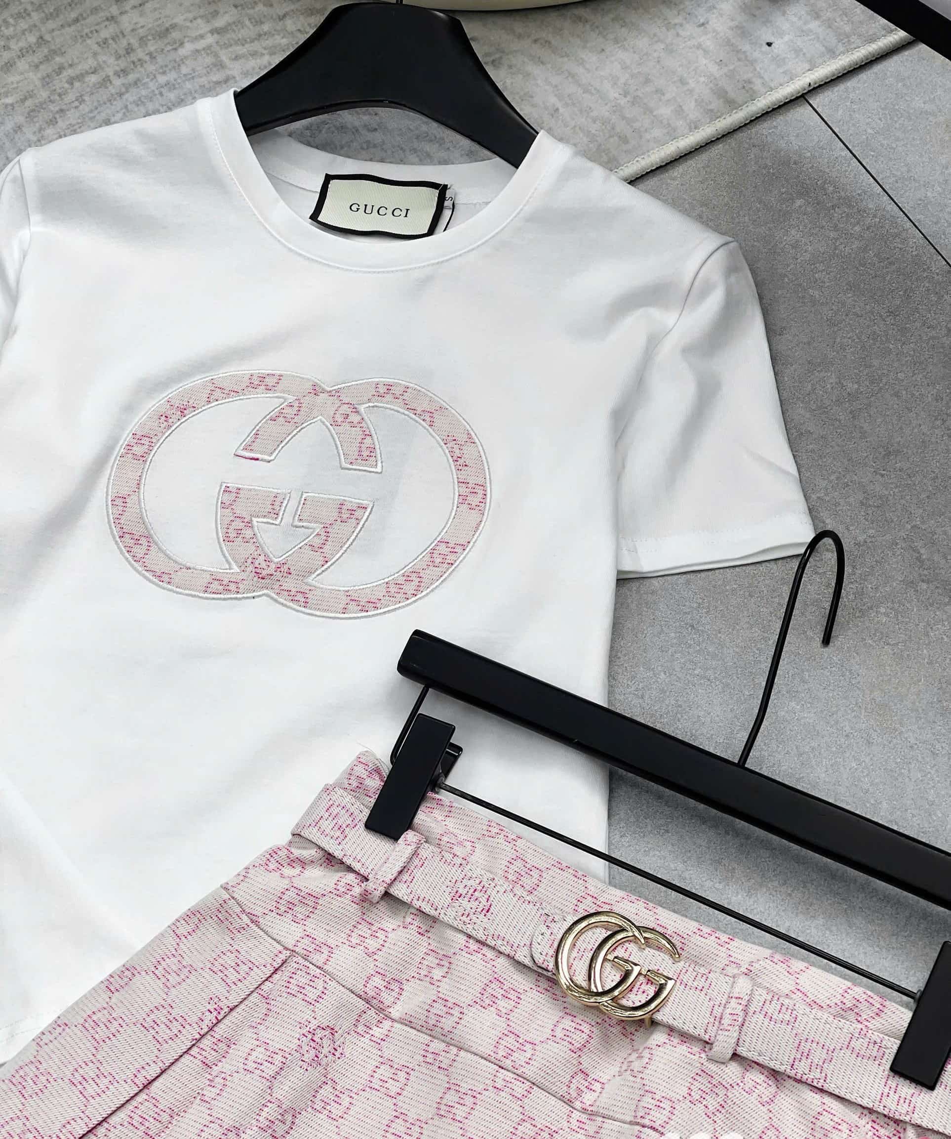 Set áo thun trắng váy xòe hồng Gucci 2