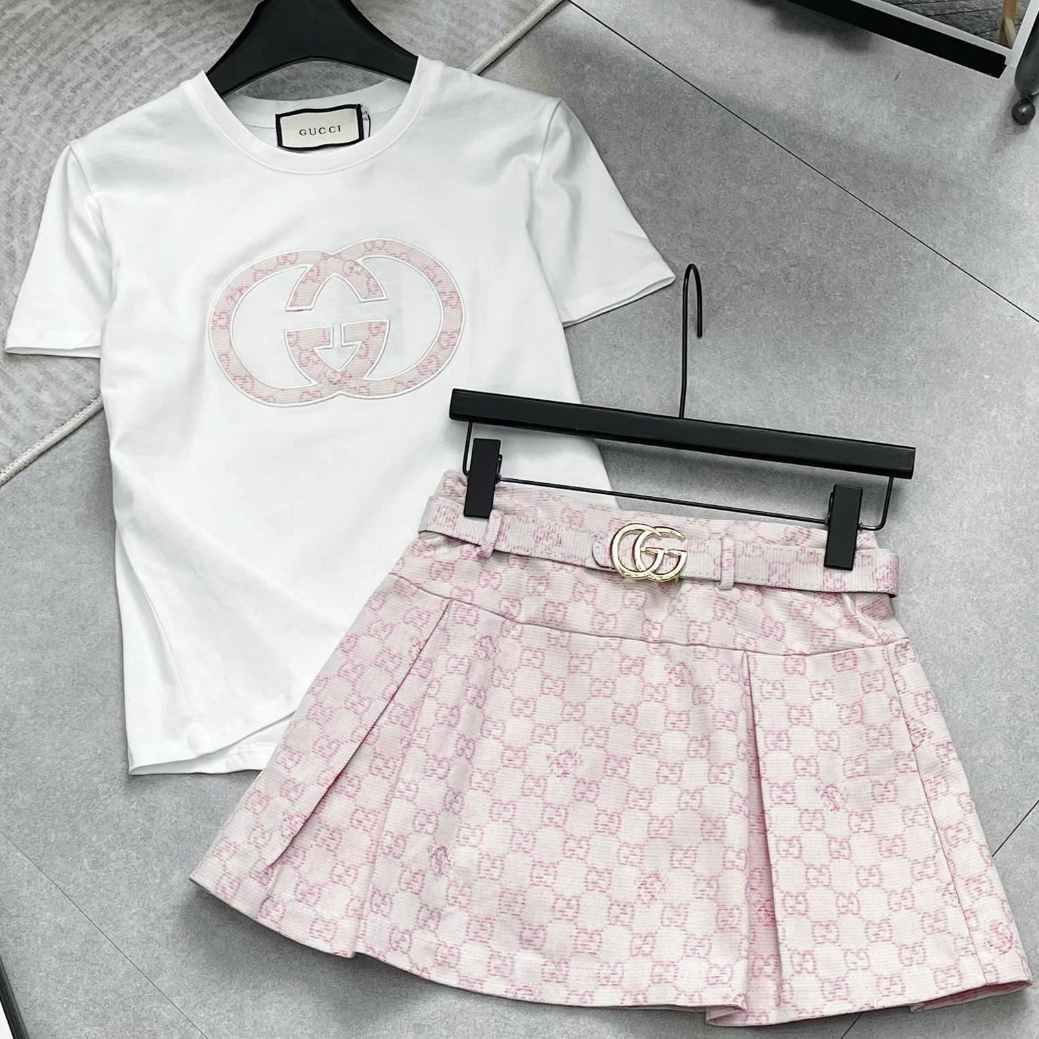 Set áo thun trắng váy xòe hồng Gucci 3