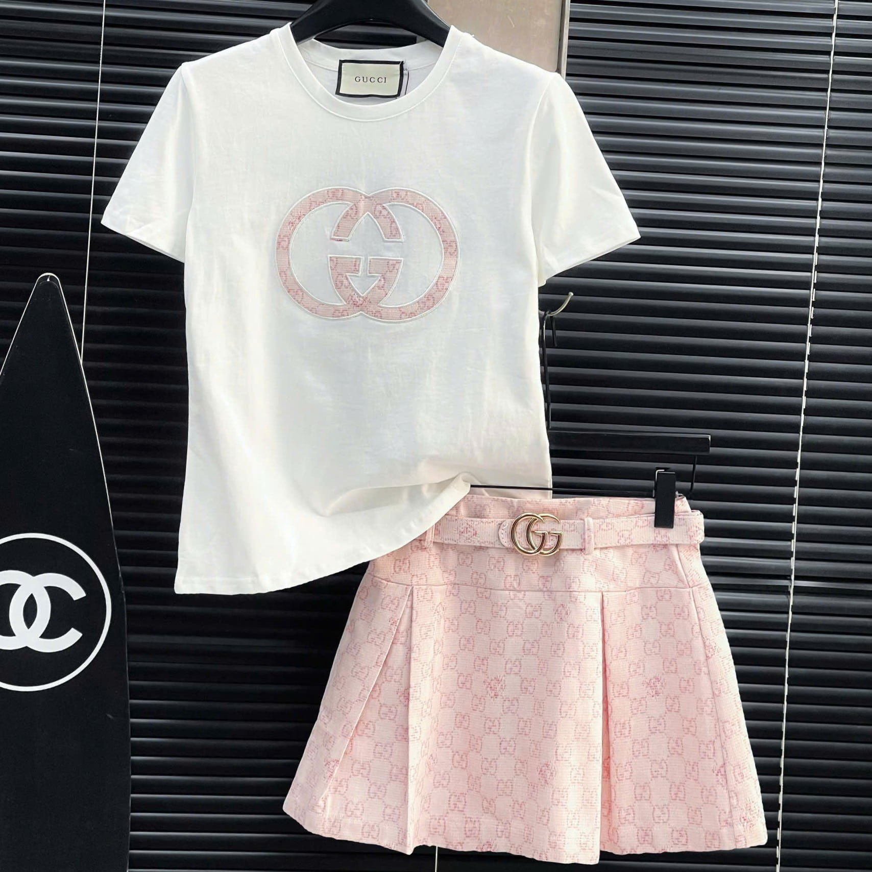 Set áo thun trắng váy xòe hồng Gucci 5