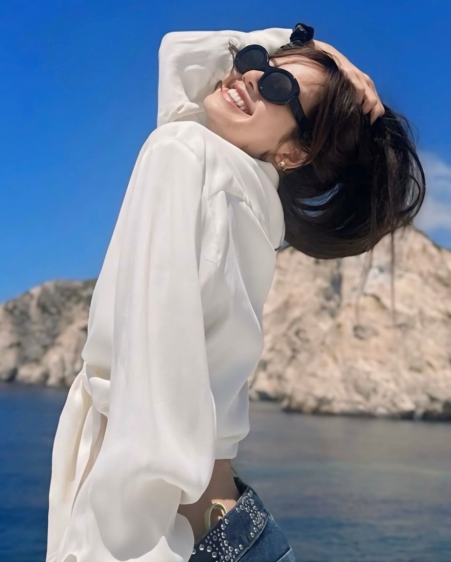 Kính mát nữ Celine Triomphe 01 Sunglasses In Oval Black Acetate Frame 1