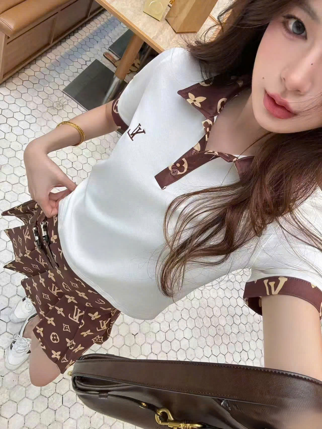 Set áo thun có cổ váy xòe nâu LV 2