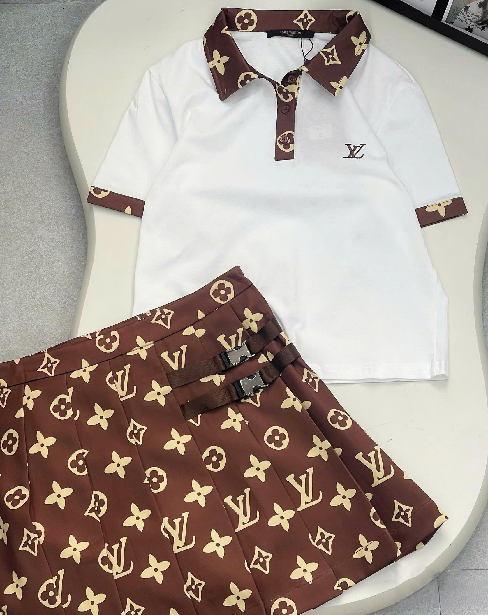 Set áo thun có cổ váy xòe nâu LV 6