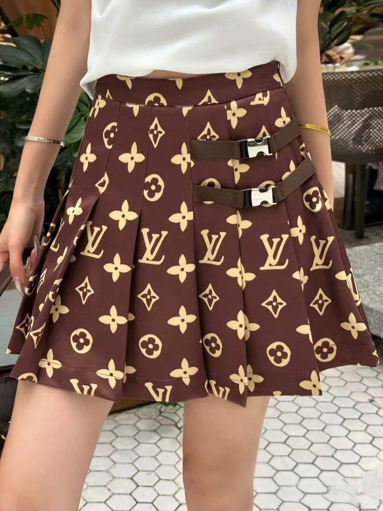Set áo thun có cổ váy xòe nâu LV 9