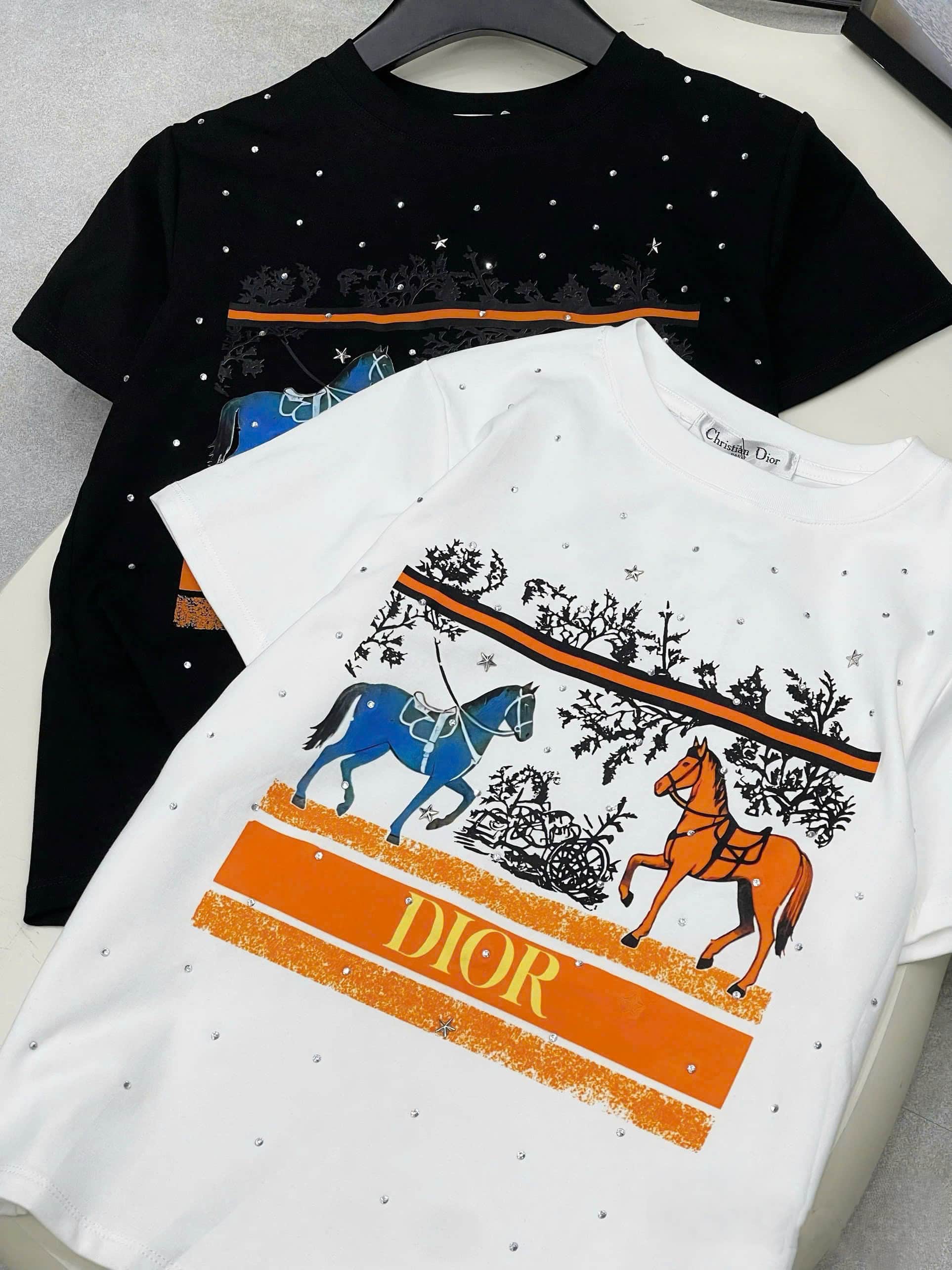 Áo thun nữ Dior trắng đen họa tiết ngựa đính đá 3