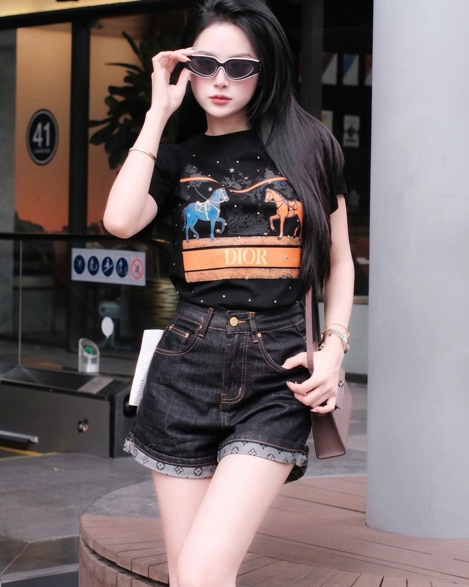 Áo thun nữ Dior trắng đen họa tiết ngựa đính đá 6