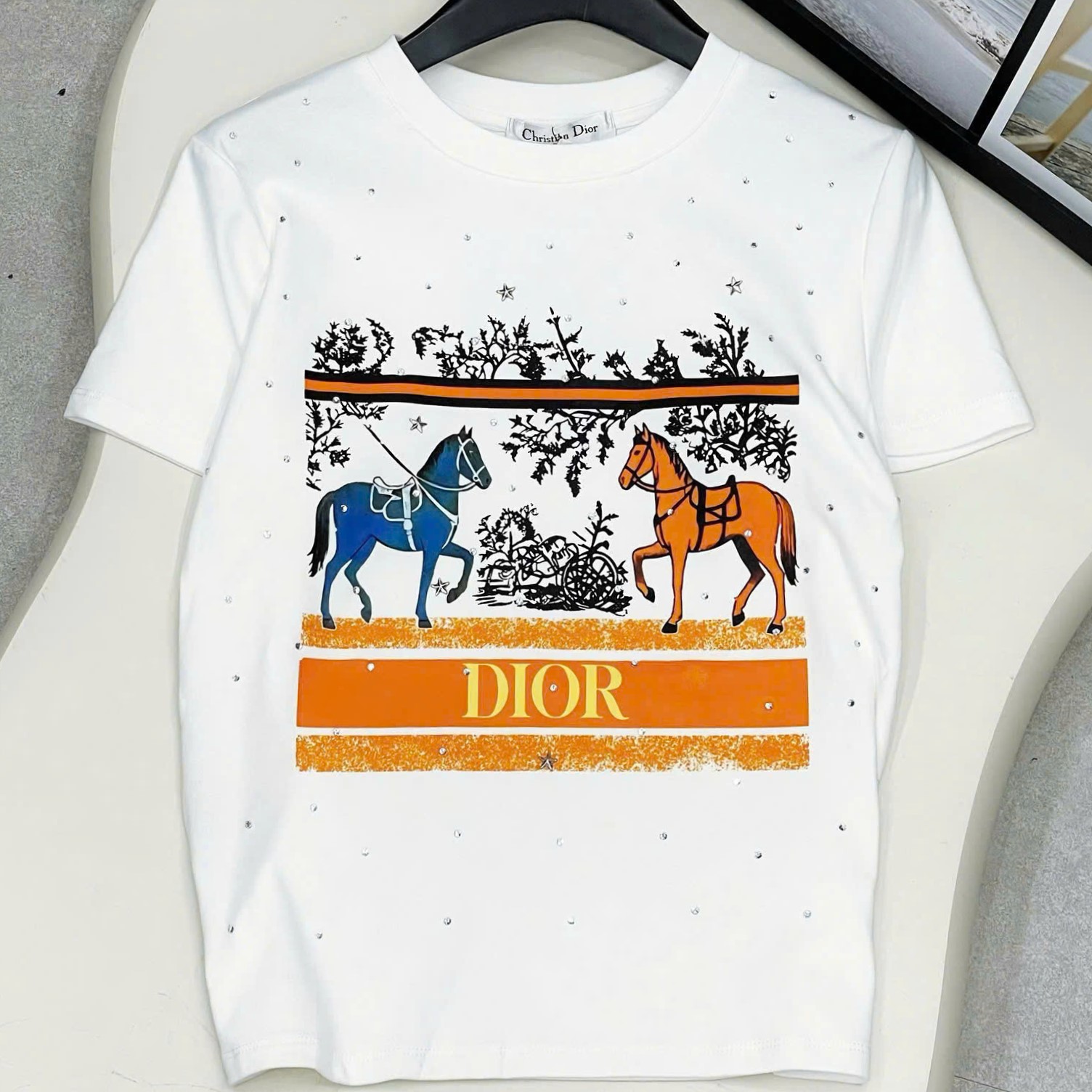 Áo thun nữ Dior trắng đen họa tiết ngựa đính đá 4
