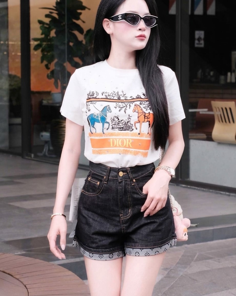 Áo thun nữ Dior trắng đen họa tiết ngựa đính đá 7