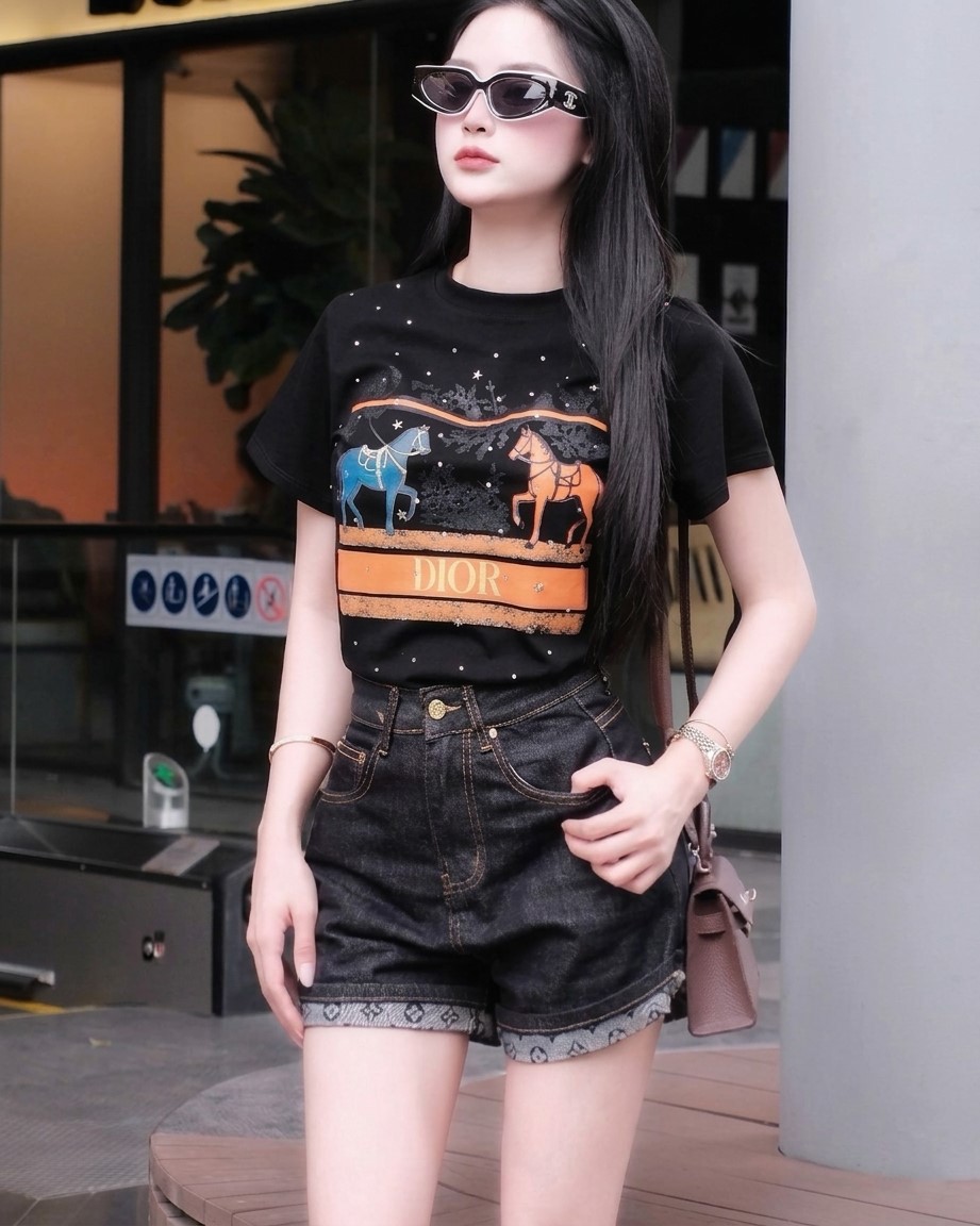 Áo thun nữ Dior trắng đen họa tiết ngựa đính đá 10