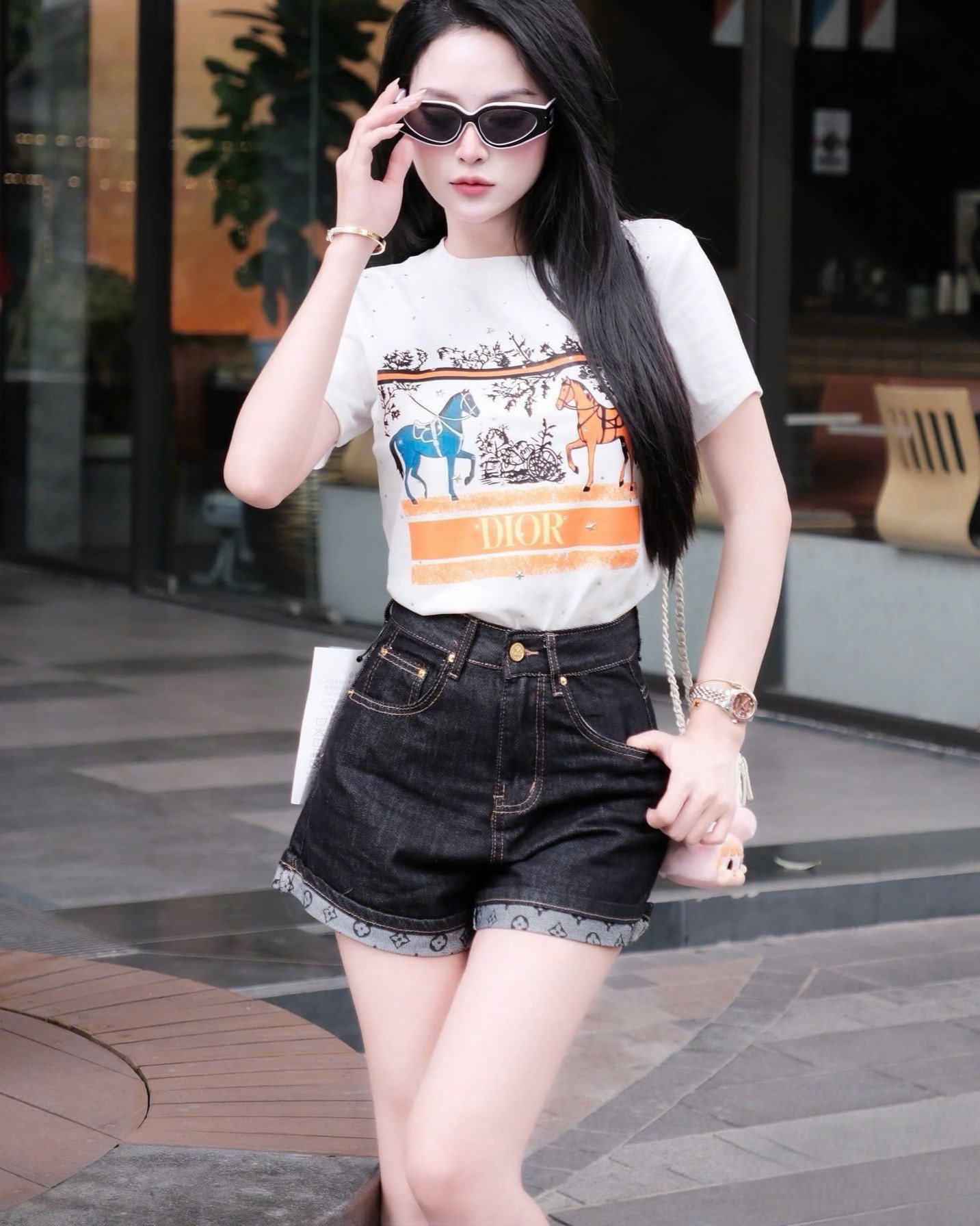 Áo thun nữ Dior trắng đen họa tiết ngựa đính đá 12