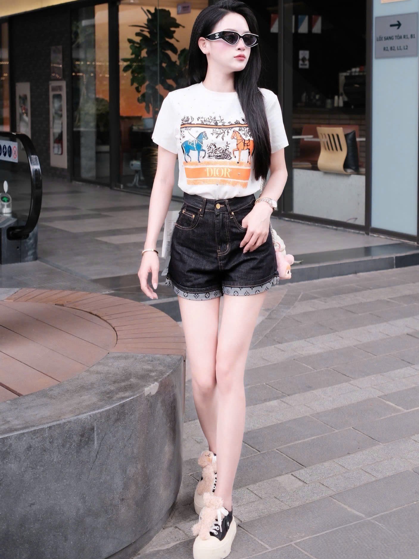 Áo thun nữ Dior trắng đen họa tiết ngựa đính đá 13