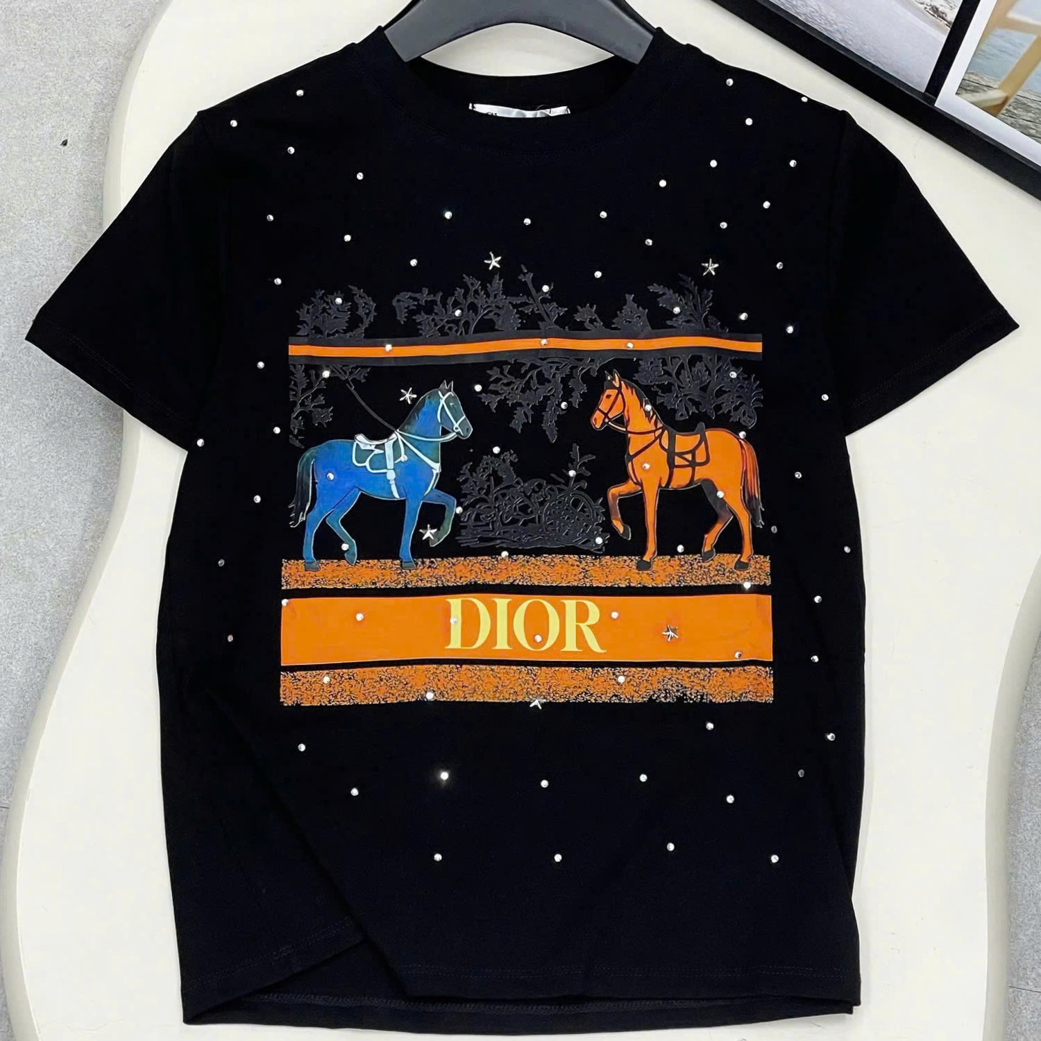 Áo thun nữ Dior trắng đen họa tiết ngựa đính đá 11