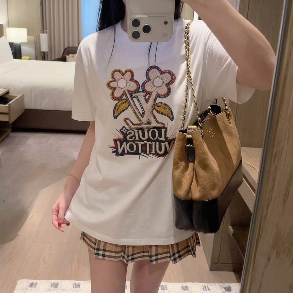 Áo thun trắng phom rông thêu hoa LV 1