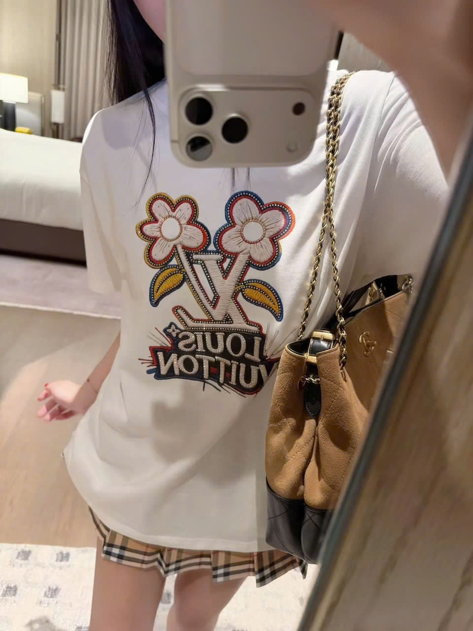 Áo thun trắng phom rông thêu hoa LV 6