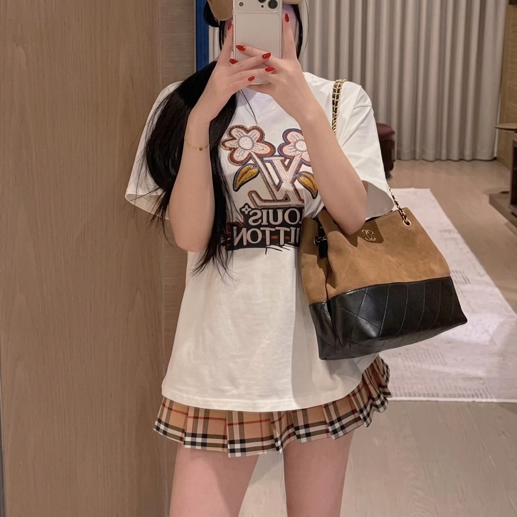 Áo thun trắng phom rông thêu hoa LV 7