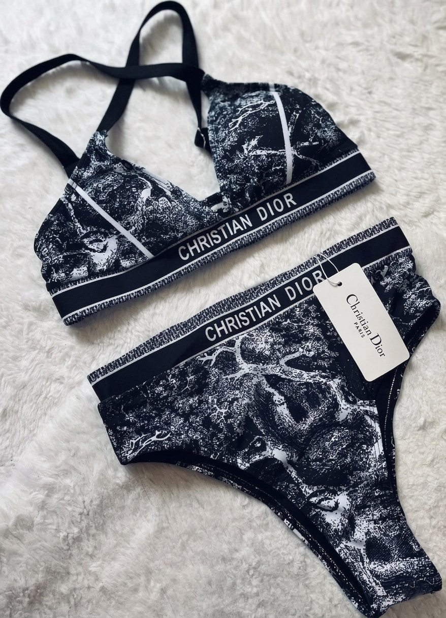 Bikini hai mảnh họa tiết Dior 2