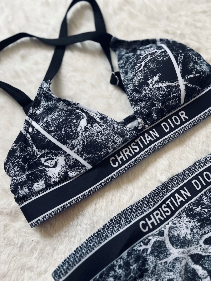 Bikini hai mảnh họa tiết Dior 6