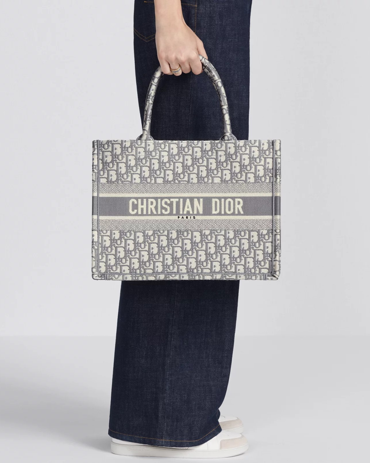 Túi xách nữ Medium Christian Dior Book Tote Ecru and Gray Dior Oblique Embroidery 3