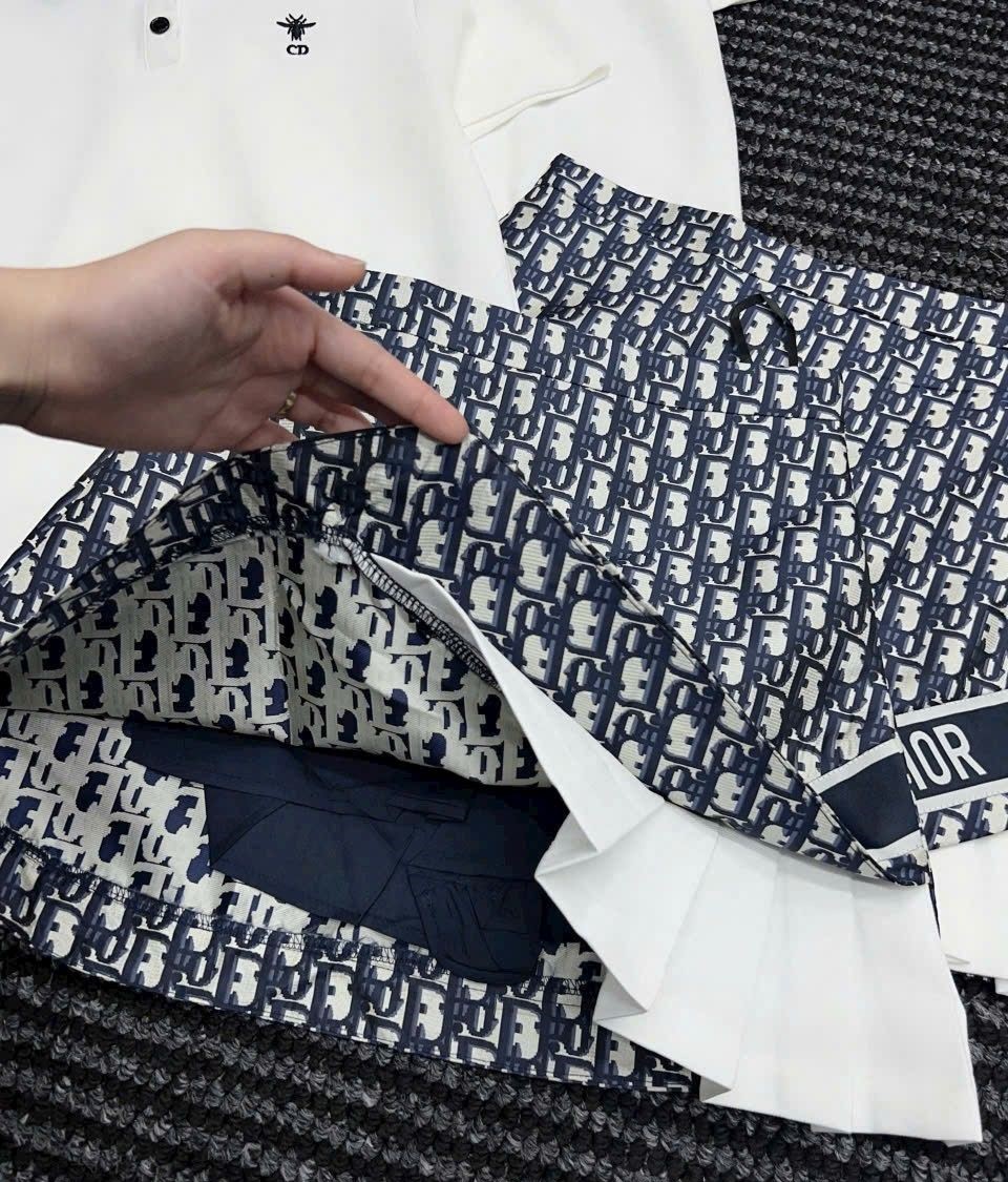 Set áo thun cổ polo váy vải ngắn Dior 2