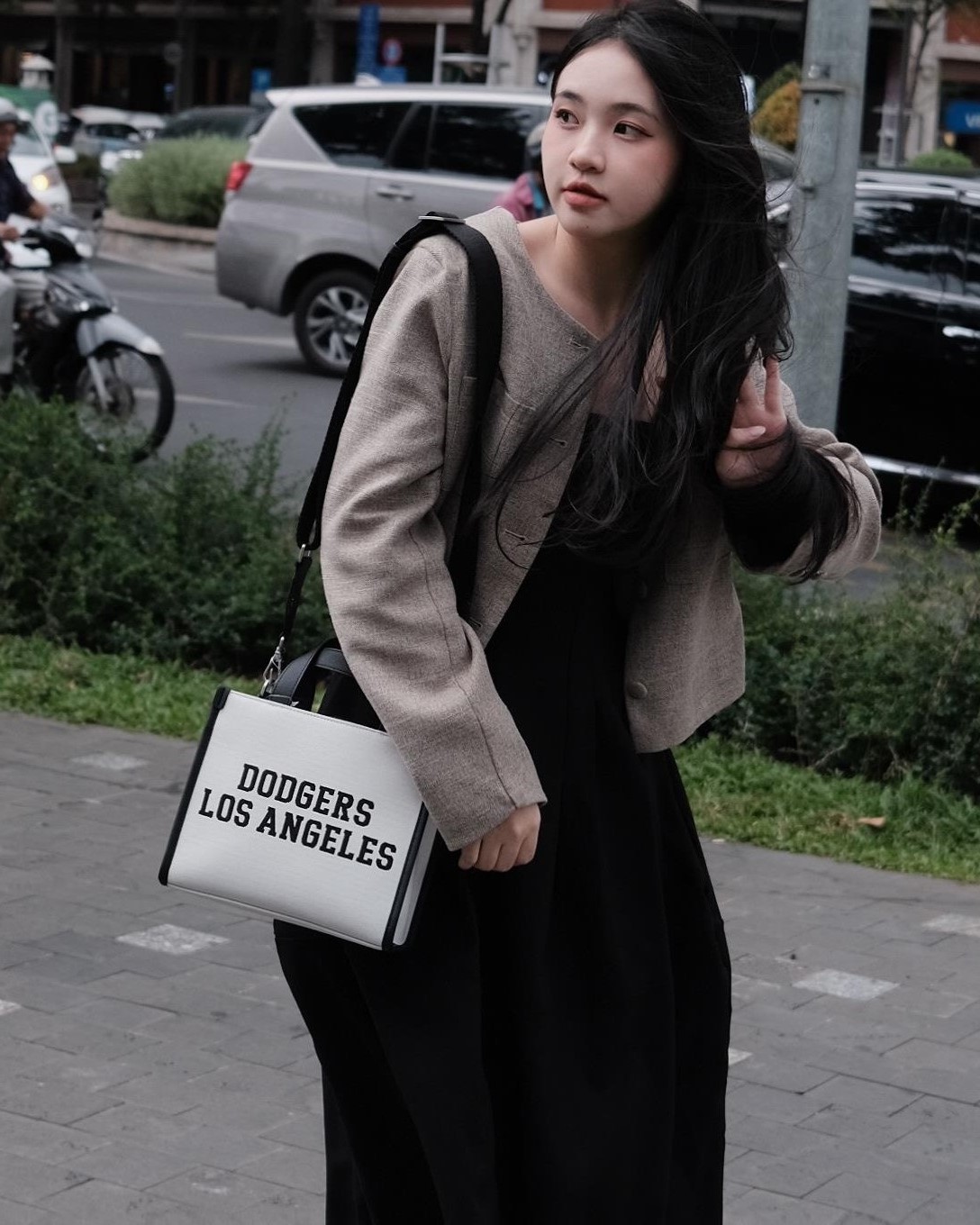 TÚI TOTE MLB VARSITY JACQUARD LA DODGERS 3AORS024N-07CRM MÀU ĐEN XÁM 2