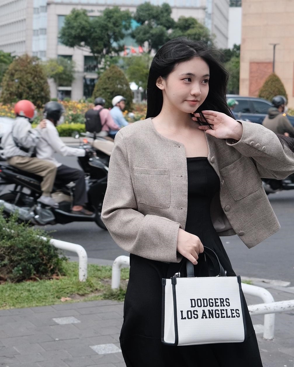 TÚI TOTE MLB VARSITY JACQUARD LA DODGERS 3AORS024N-07CRM MÀU ĐEN XÁM 4