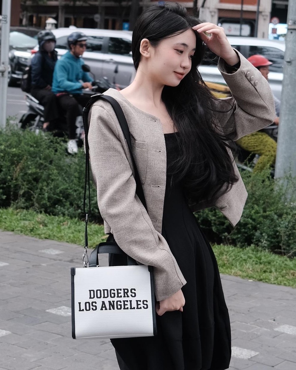 TÚI TOTE MLB VARSITY JACQUARD LA DODGERS 3AORS024N-07CRM MÀU ĐEN XÁM 5