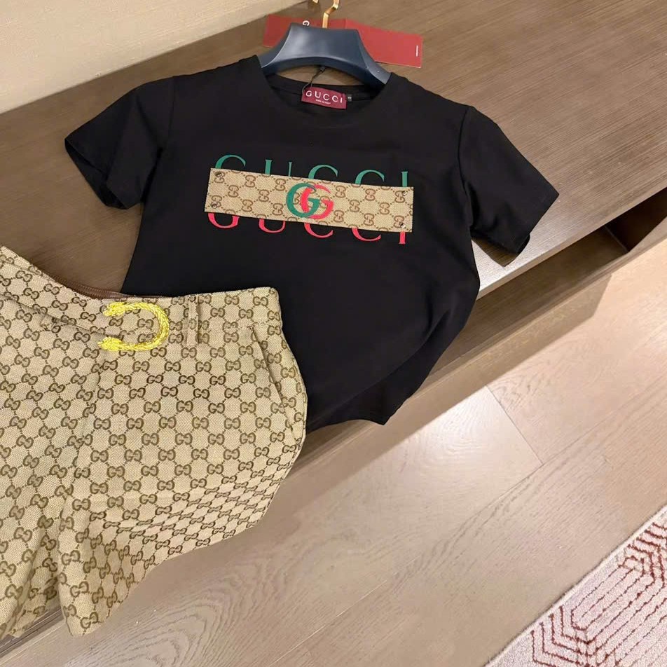 Set bộ áo quần gucci, áo thun đen gucci, quần ngắn nữ gucci, giá combo áo quần ngắn nữ gucci, shop bán áo quần ngắn nữ gucci 2
