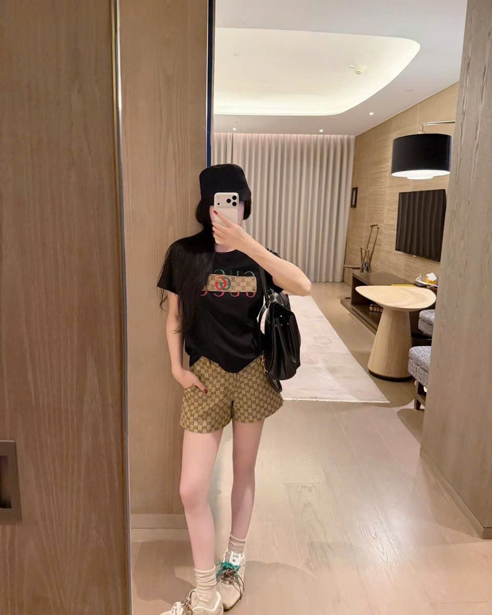 Set bộ áo quần gucci, áo thun đen gucci, quần ngắn nữ gucci, giá combo áo quần ngắn nữ gucci, shop bán áo quần ngắn nữ gucci 4