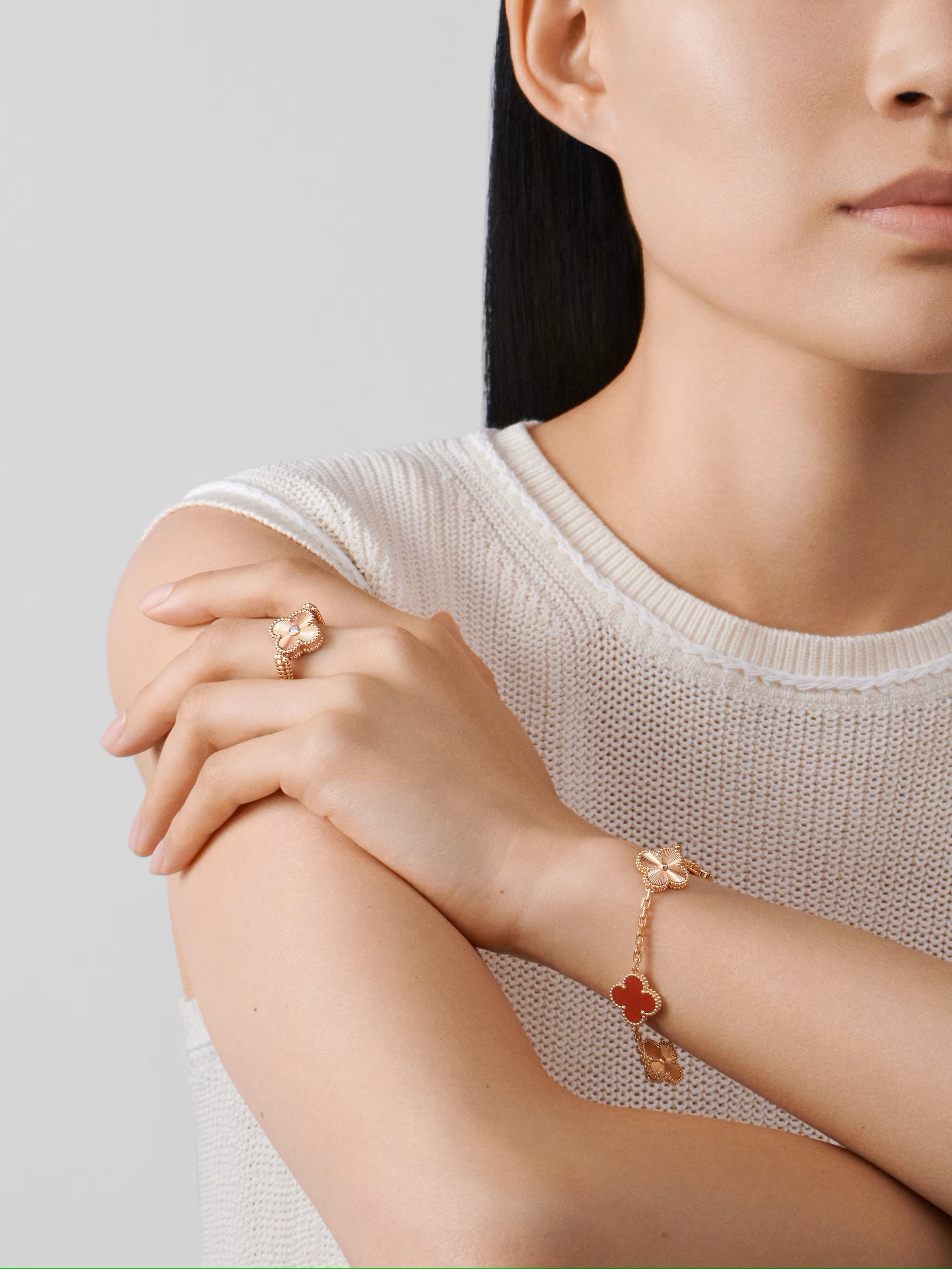 Vòng tay cỏ 4 lá Van Cleef Arpels Vintage Alhambra Carnelian 5 Motifs Bracelet VCARP7RP00 1